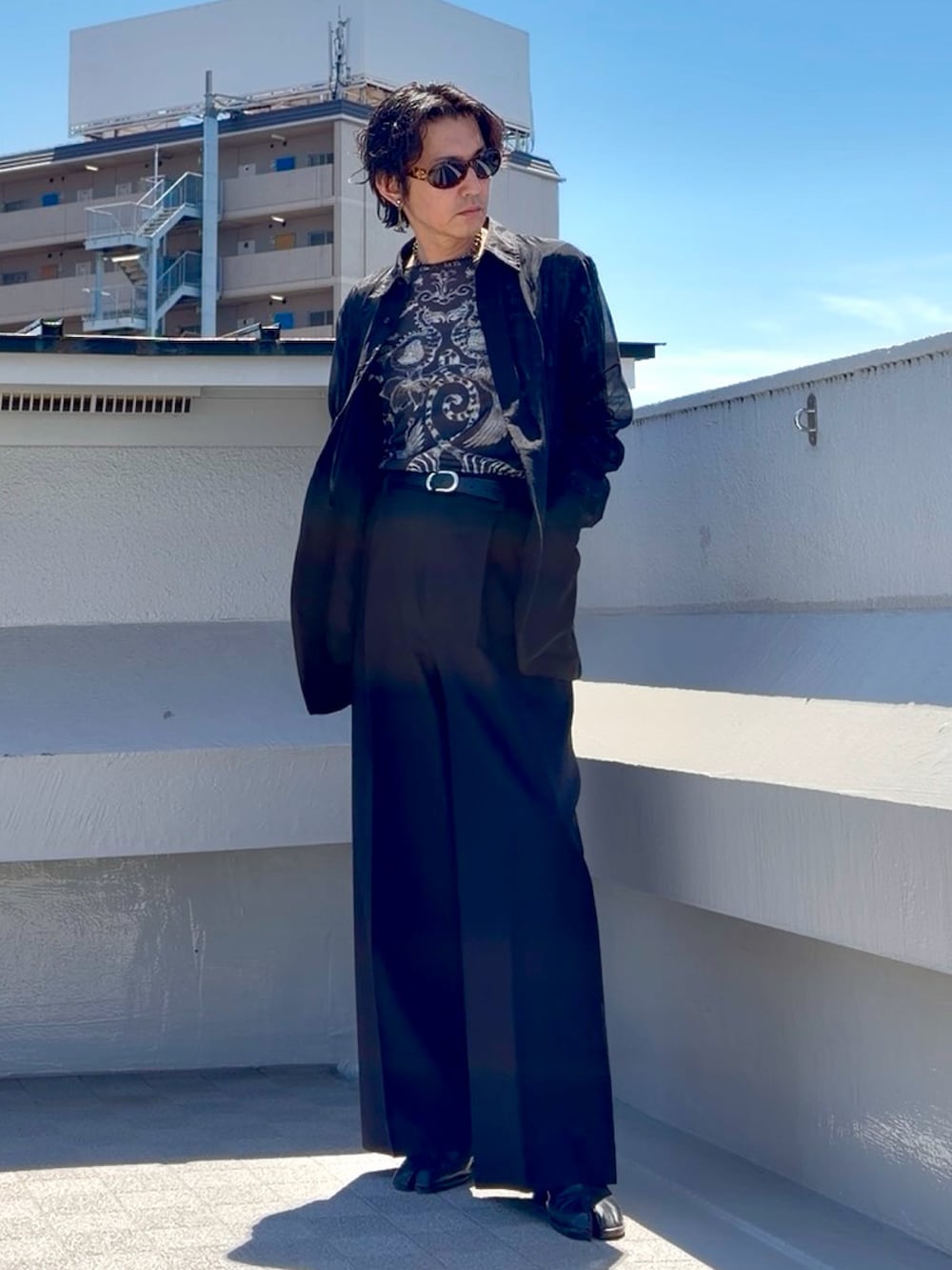 ブラック系のシャツ/ブラウス、ブラック系のブーツ、ブラック系のTシャツ/カットソーを着用したメンズの春コーディネートの5枚目の写真
