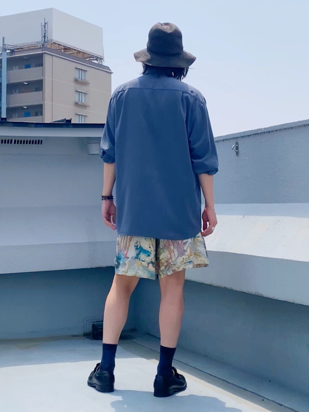 グレー系のシャツ/ブラウス、グレー系のネクタイ、ベージュ系のその他パンツを着用したメンズの夏コーディネートの5枚目の写真