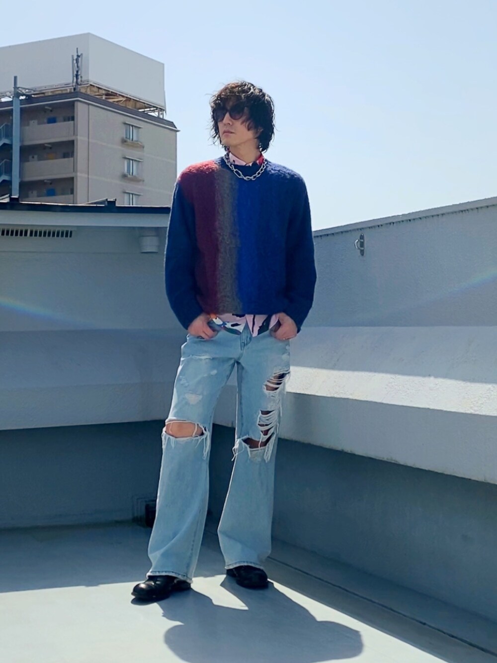 ブルー系のニット/セーター、その他のシャツ/ブラウス、ブルー系のデニムパンツを着用したメンズの春コーディネートの4枚目の写真