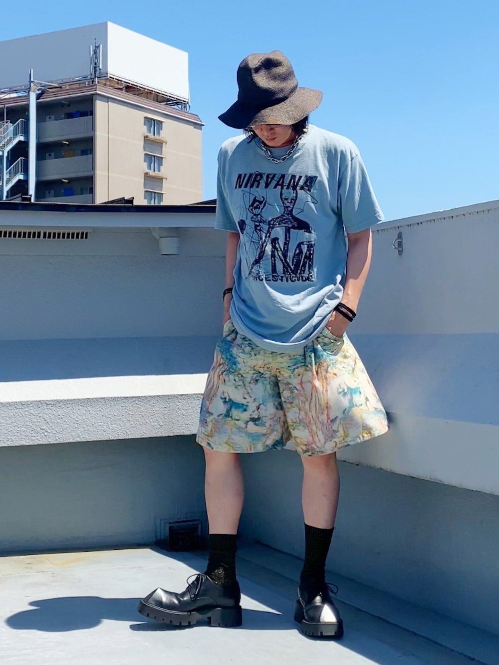 グリーン系のTシャツ/カットソー、ベージュ系のその他パンツ、ブラック系のドレスシューズを着用したメンズの夏コーディネートの5枚目の写真