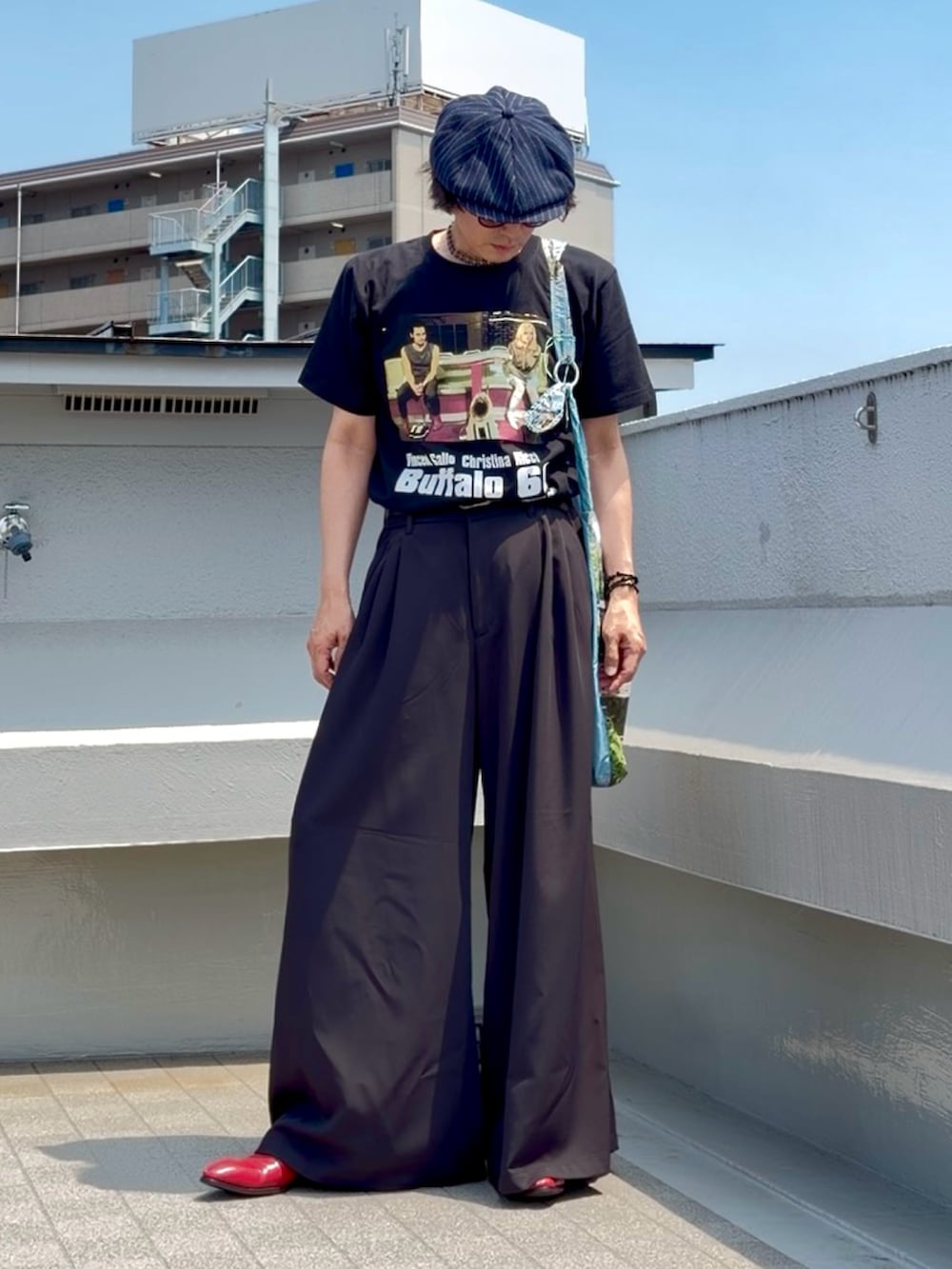 グレー系のTシャツ/カットソー、ブラック系のスラックス、その他のショルダーバッグを着用したメンズの夏コーディネートの3枚目の写真
