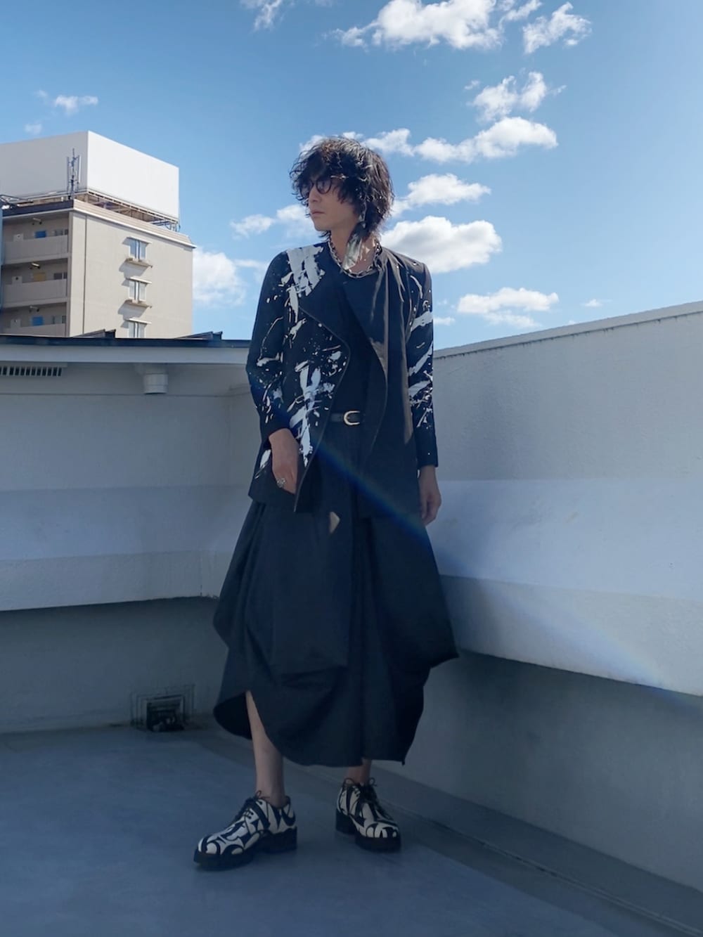 ブラック系のライダースジャケット、グレー系のTシャツ/カットソー、ブラック系のスカートを着用したメンズの秋コーディネートの3枚目の写真