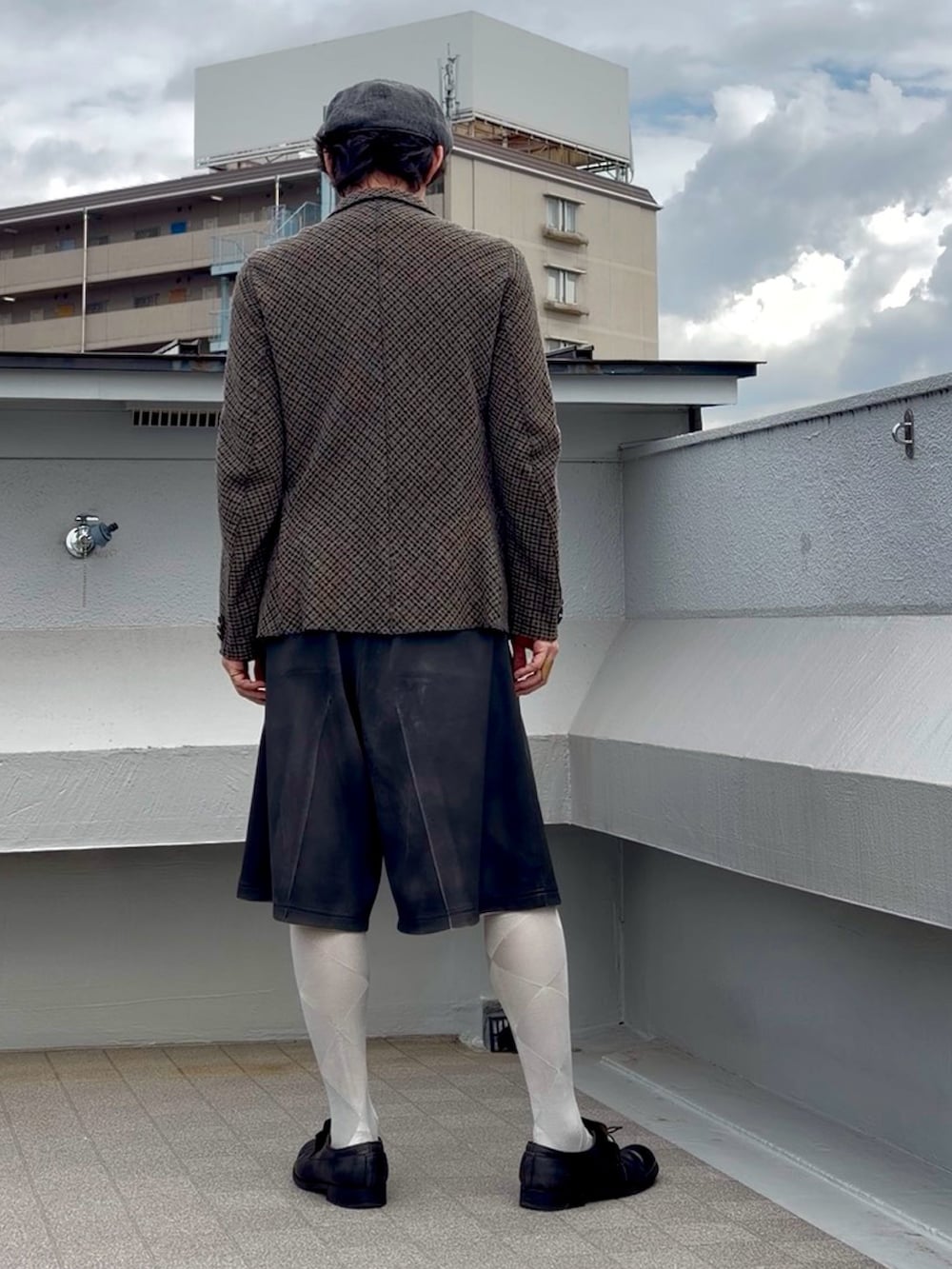 ベージュ系のTシャツ/カットソー、ブラウン系のテーラードジャケット、ブラック系のその他パンツを着用したメンズの秋コーディネートの3枚目の写真