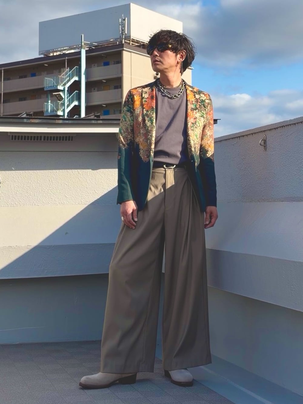 グレー系のTシャツ/カットソー、ブラウン系のその他パンツ、その他のテーラードジャケットを着用したメンズの春コーディネートの5枚目の写真