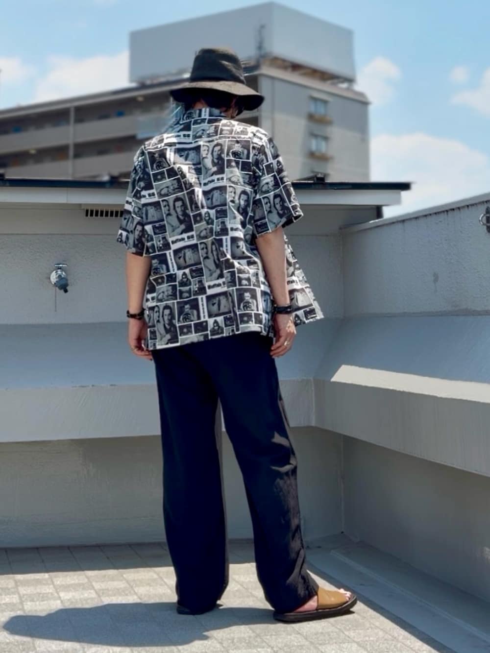 グレー系のTシャツ/カットソー、ホワイト系のシャツ/ブラウス、ブラウン系のサンダルを着用したメンズの夏コーディネートの4枚目の写真