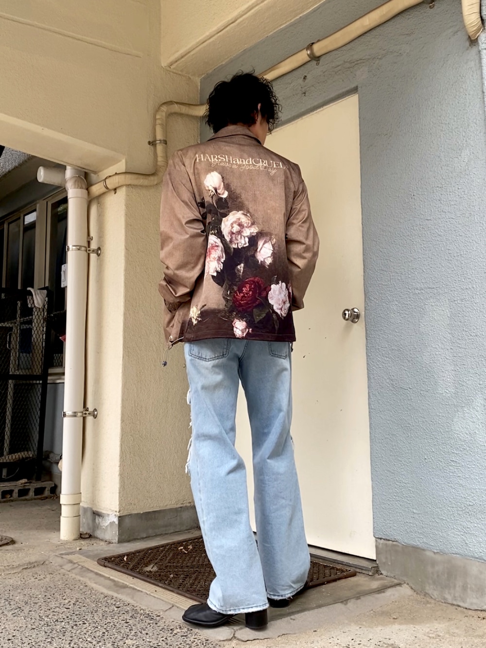 その他のブルゾン、ブラック系のシャツ/ブラウス、ブルー系のデニムパンツを着用したメンズの冬コーディネートの2枚目の写真