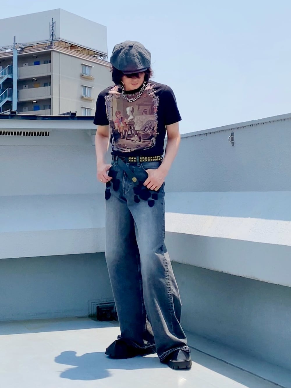 グリーン系のブルゾン、ブラック系のTシャツ/カットソー、ブラック系のデニムパンツを着用したメンズの夏コーディネートの4枚目の写真