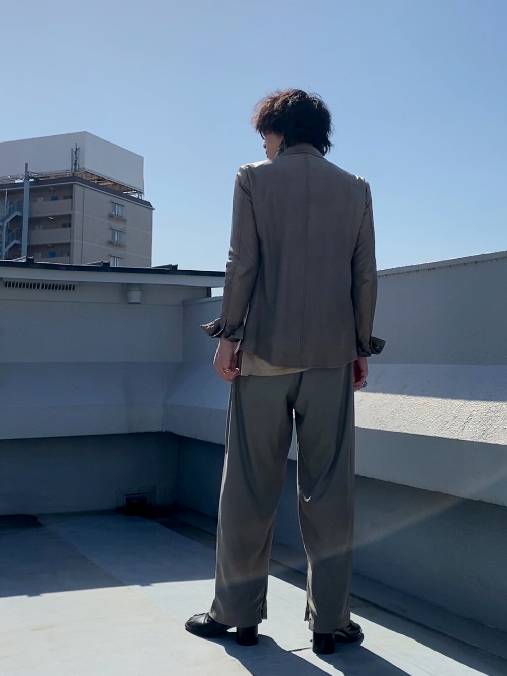 ベージュ系のその他アウター、ベージュ系のTシャツ/カットソー、ベージュ系のその他パンツを着用したメンズの春コーディネートの5枚目の写真