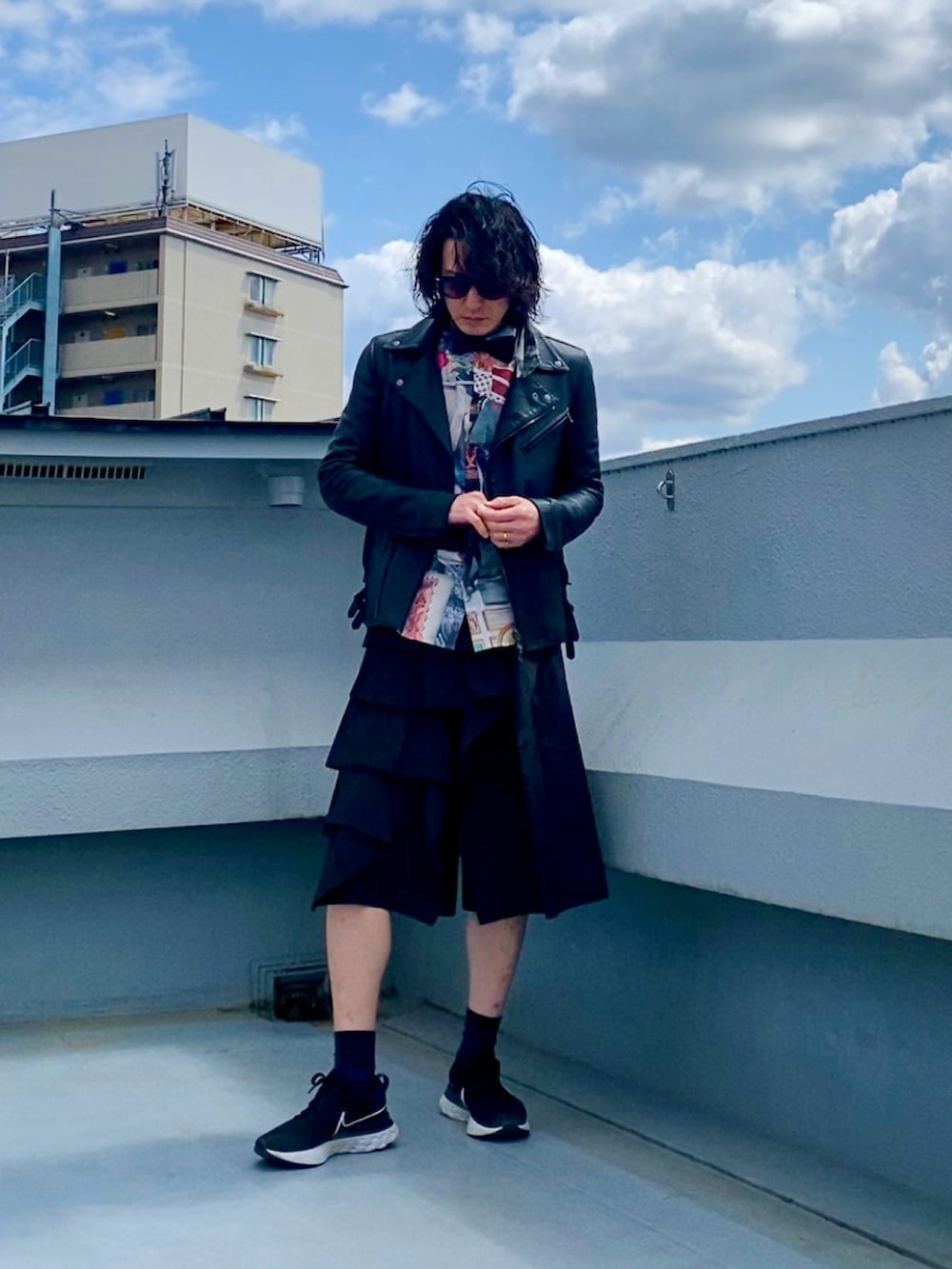 ブラック系のライダースジャケット、ブラック系の蝶ネクタイ、その他のシャツ/ブラウスを着用したメンズの春コーディネートの5枚目の写真