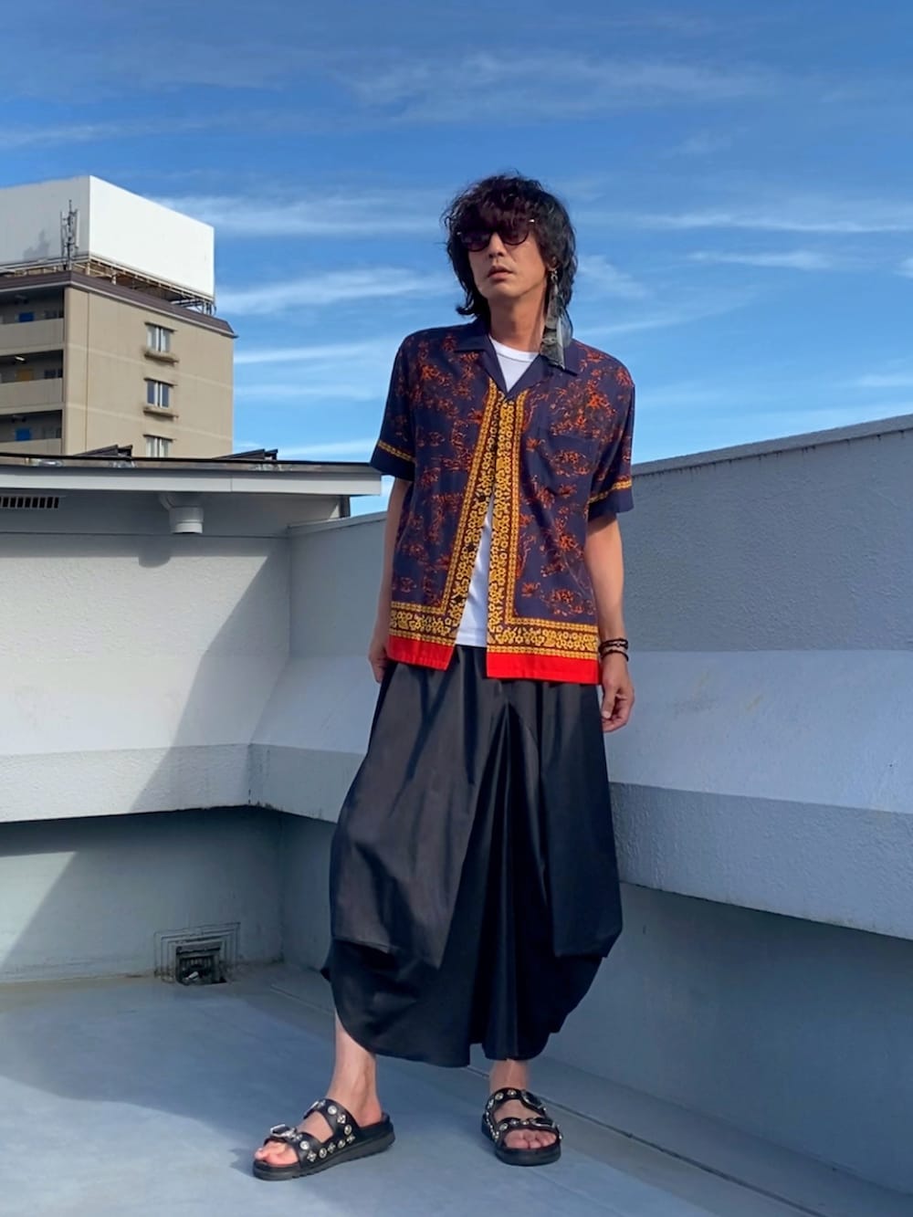 「夏コーデ、モード、ラフ、リラックススタイル、サングラス、シャツスタイル、柄シャツ、無地T、スカート、メンズスカート、スカート男子、サンダル」|「CHRISTIAN DADAのScarf Earring(ピアス(片耳用)、シルバー系)」を使った、hytabさん(メンズ・173cm)の秋コーディネートの2枚目の写真