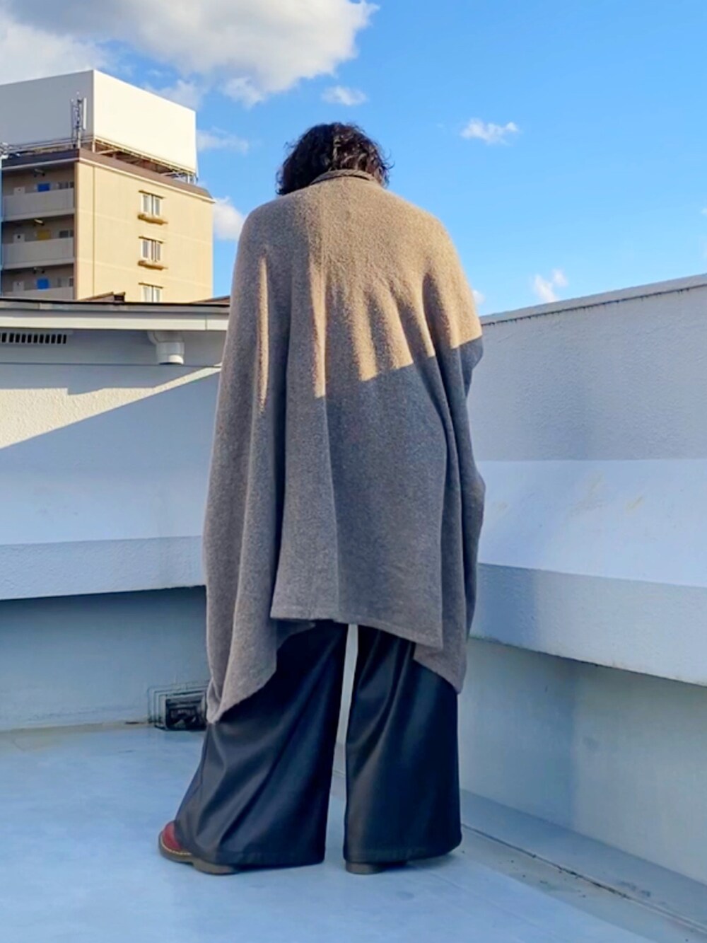 ブラウン系のテーラードジャケット、ベージュ系のカーディガン/ボレロ、ブラック系のその他パンツを着用したメンズの冬コーディネートの4枚目の写真
