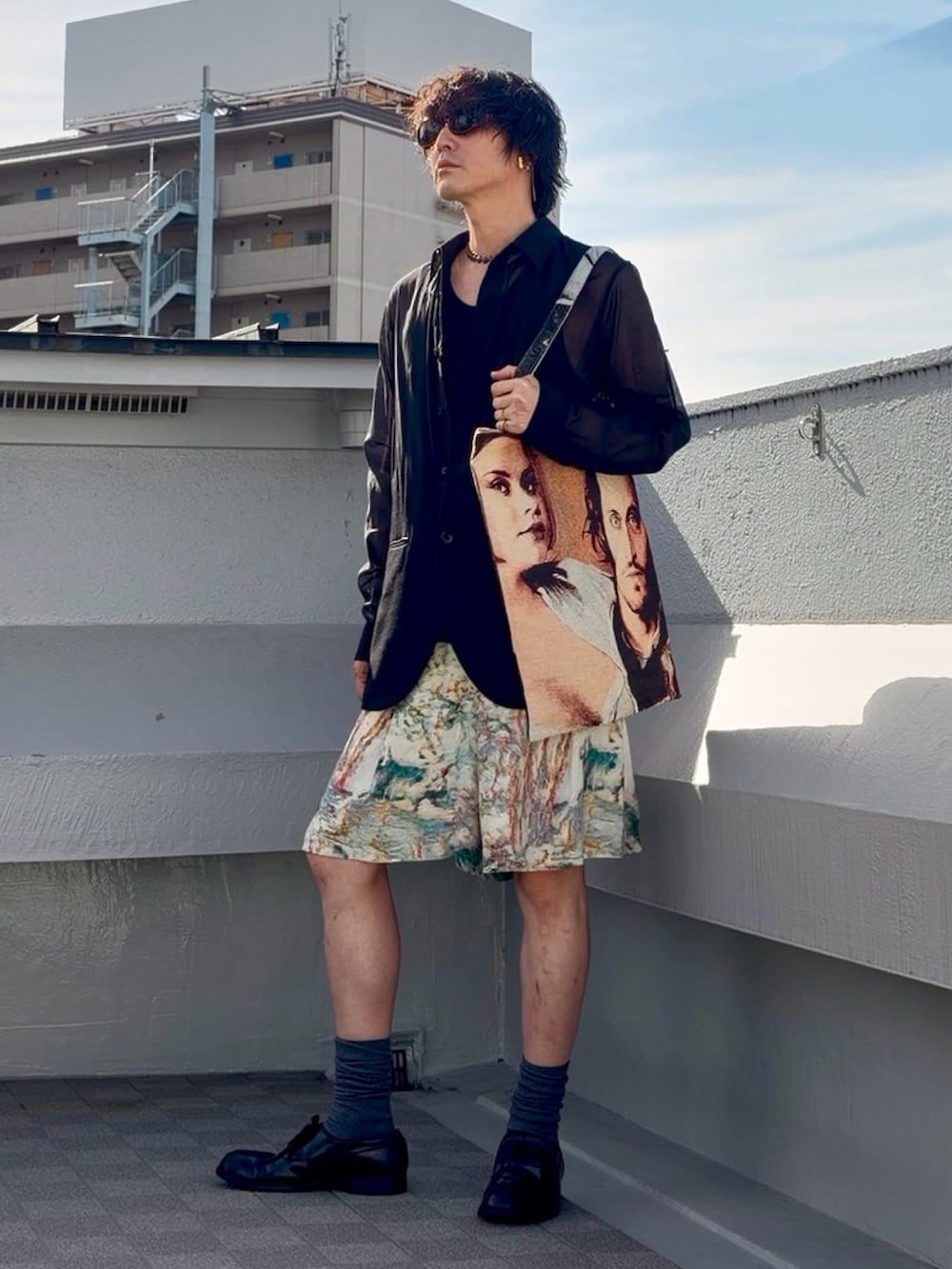 ブラック系のシャツ/ブラウス、ベージュ系のトートバッグ、ブラック系のタンクトップを着用したメンズの夏コーディネートの2枚目の写真