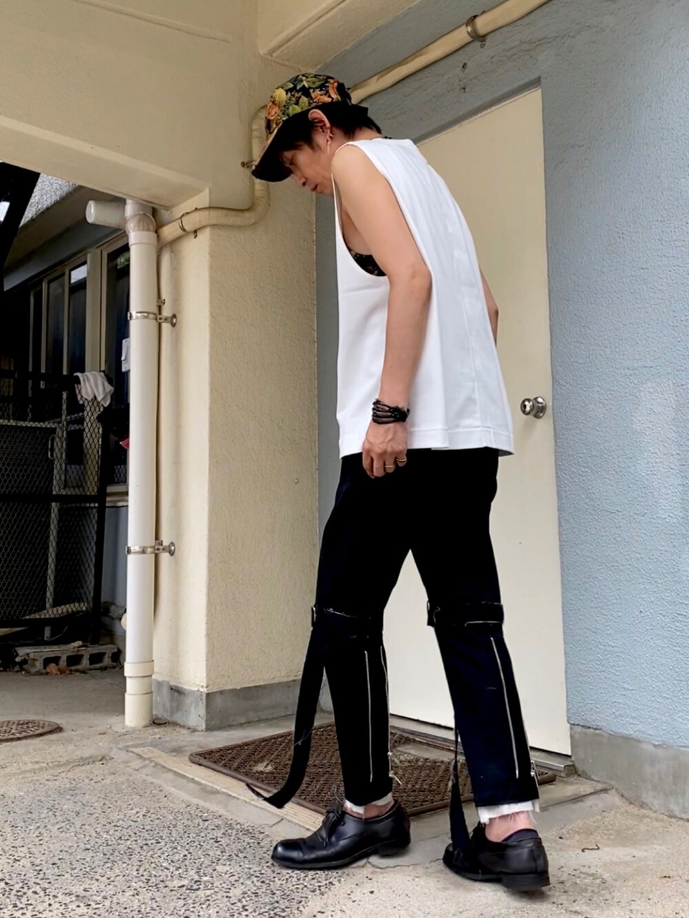 ブラック系のその他パンツ、ブラック系のドレスシューズ、ホワイト系のTシャツ/カットソーを着用したメンズの秋コーディネートの2枚目の写真