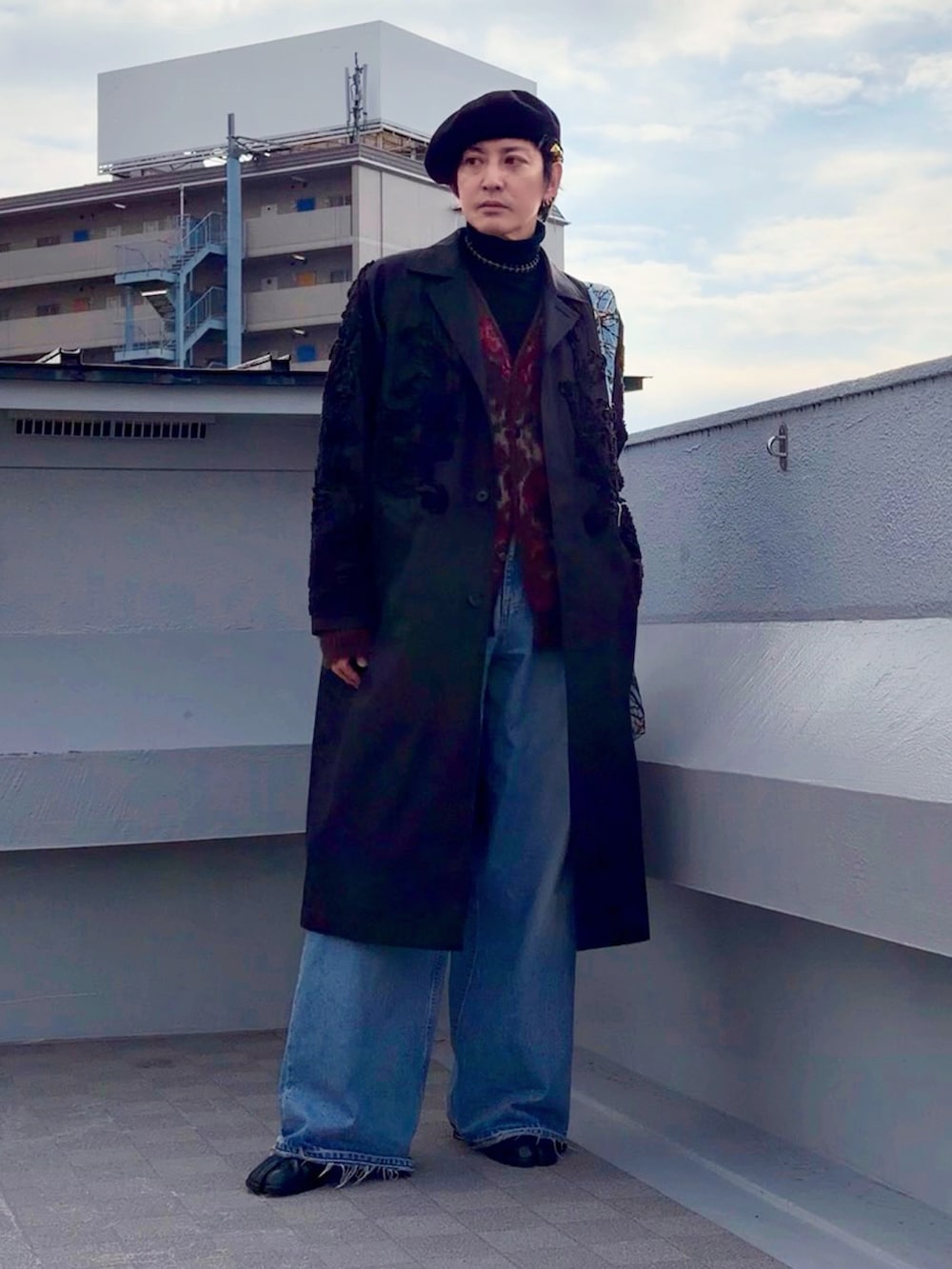 ブルー系のデニムパンツ、ブラック系のブーツ、ブラック系のニット/セーターを着用したメンズの冬コーディネートの2枚目の写真