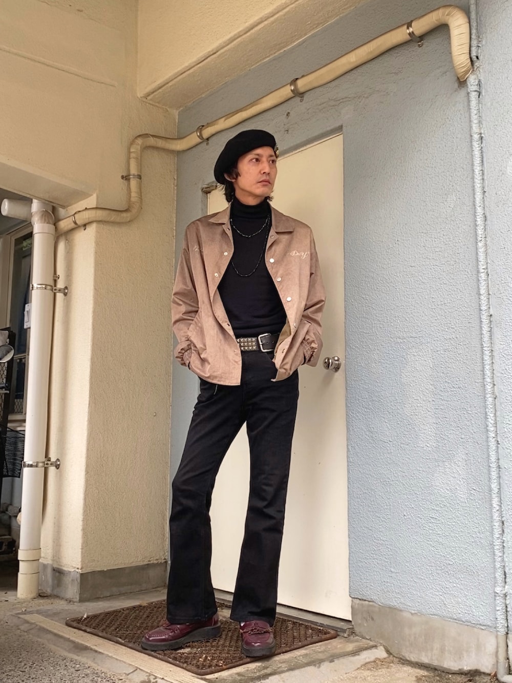 その他のブルゾン、ブラック系のデニムパンツ、レッド系のローファーを着用したメンズの冬コーディネートの2枚目の写真