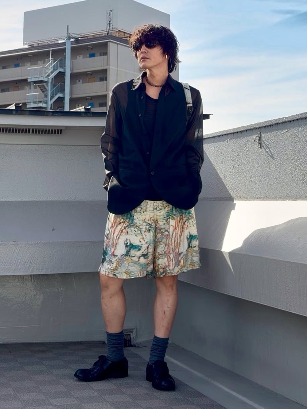 ブラック系のシャツ/ブラウス、ベージュ系のトートバッグ、ブラック系のタンクトップを着用したメンズの夏コーディネートの5枚目の写真