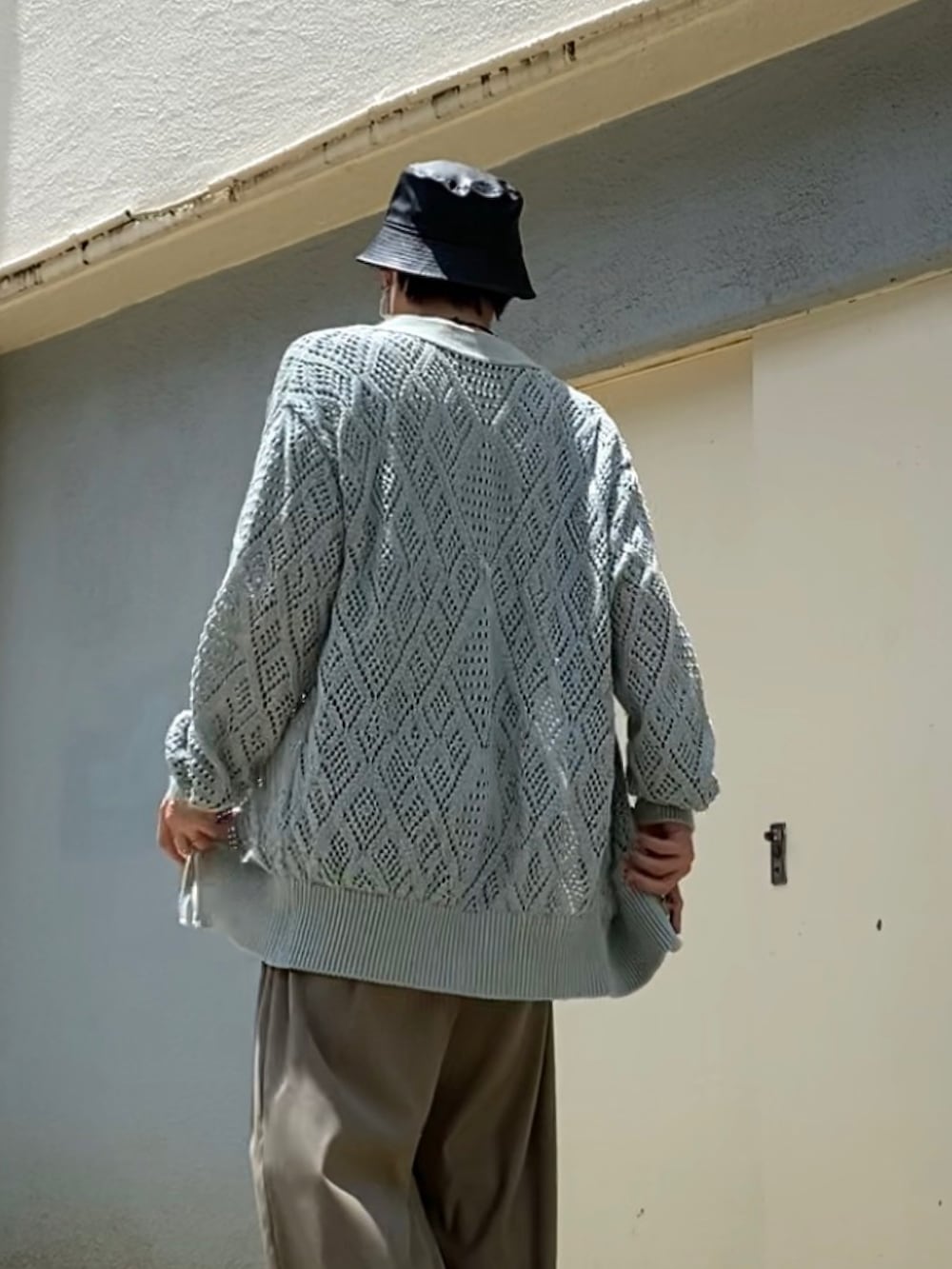 グリーン系のカーディガン/ボレロ、グリーン系のTシャツ/カットソー、ブラウン系のその他パンツを着用したメンズの夏コーディネートの3枚目の写真