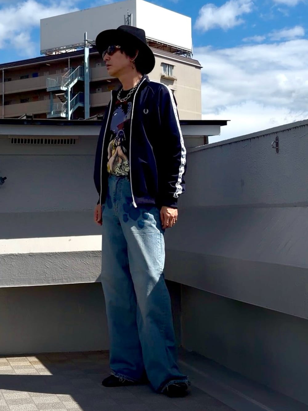 ブルー系のジャージ、ブルー系のデニムパンツ、ブラック系のブーツを着用したメンズの秋コーディネートの3枚目の写真
