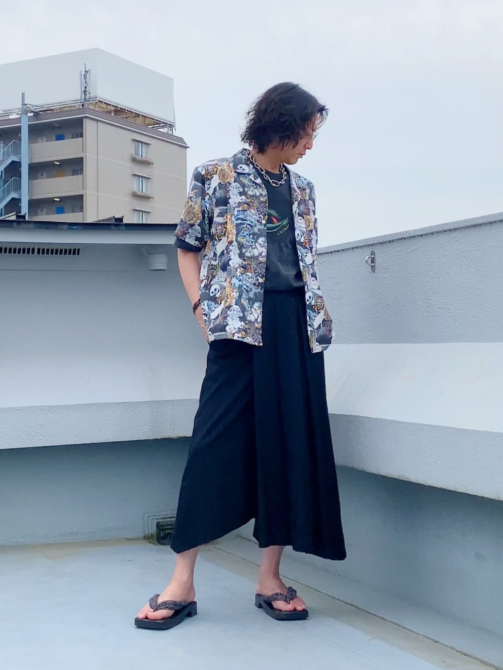 ブラック系のシャツ/ブラウス、ブラック系のTシャツ/カットソー、ブラック系のその他パンツを着用したメンズの夏コーディネートの4枚目の写真