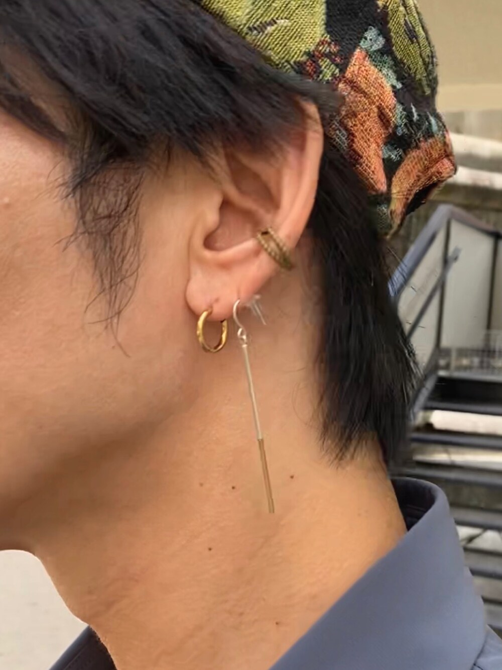 ブルー系のシャツ/ブラウス、グレー系のその他パンツ、ブラック系のトートバッグを着用したメンズの秋コーディネートの2枚目の写真