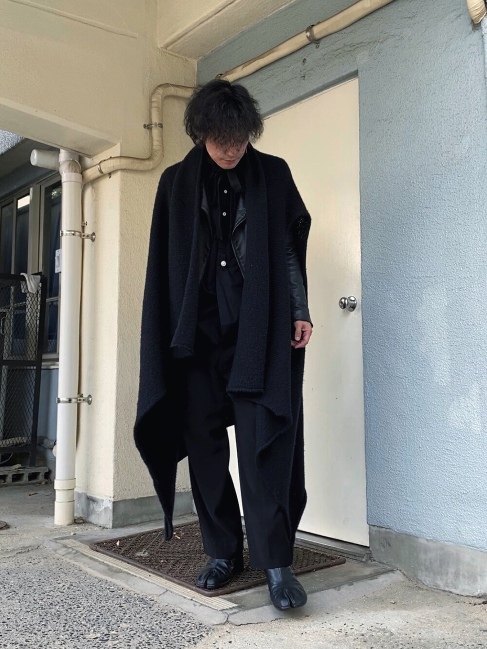 ブラック系のシャツ/ブラウス、ブラック系のニット/セーター、ブラック系のライダースジャケットを着用したメンズの冬コーディネートの4枚目の写真