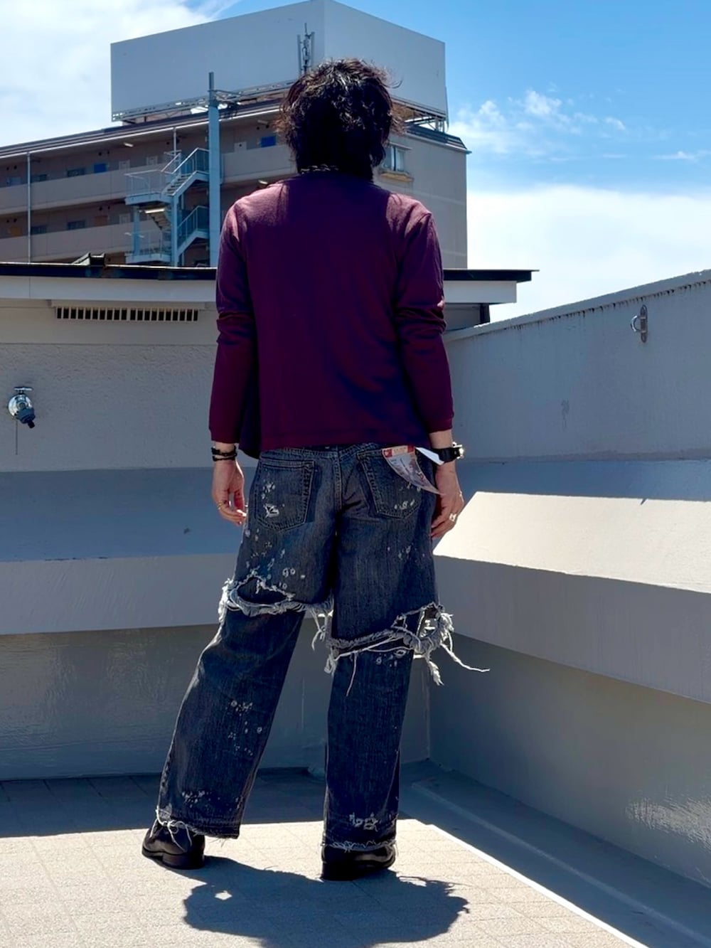 ブラック系のTシャツ/カットソー、パープル系のカーディガン/ボレロ、ブラック系のデニムパンツを着用したメンズの夏コーディネートの4枚目の写真