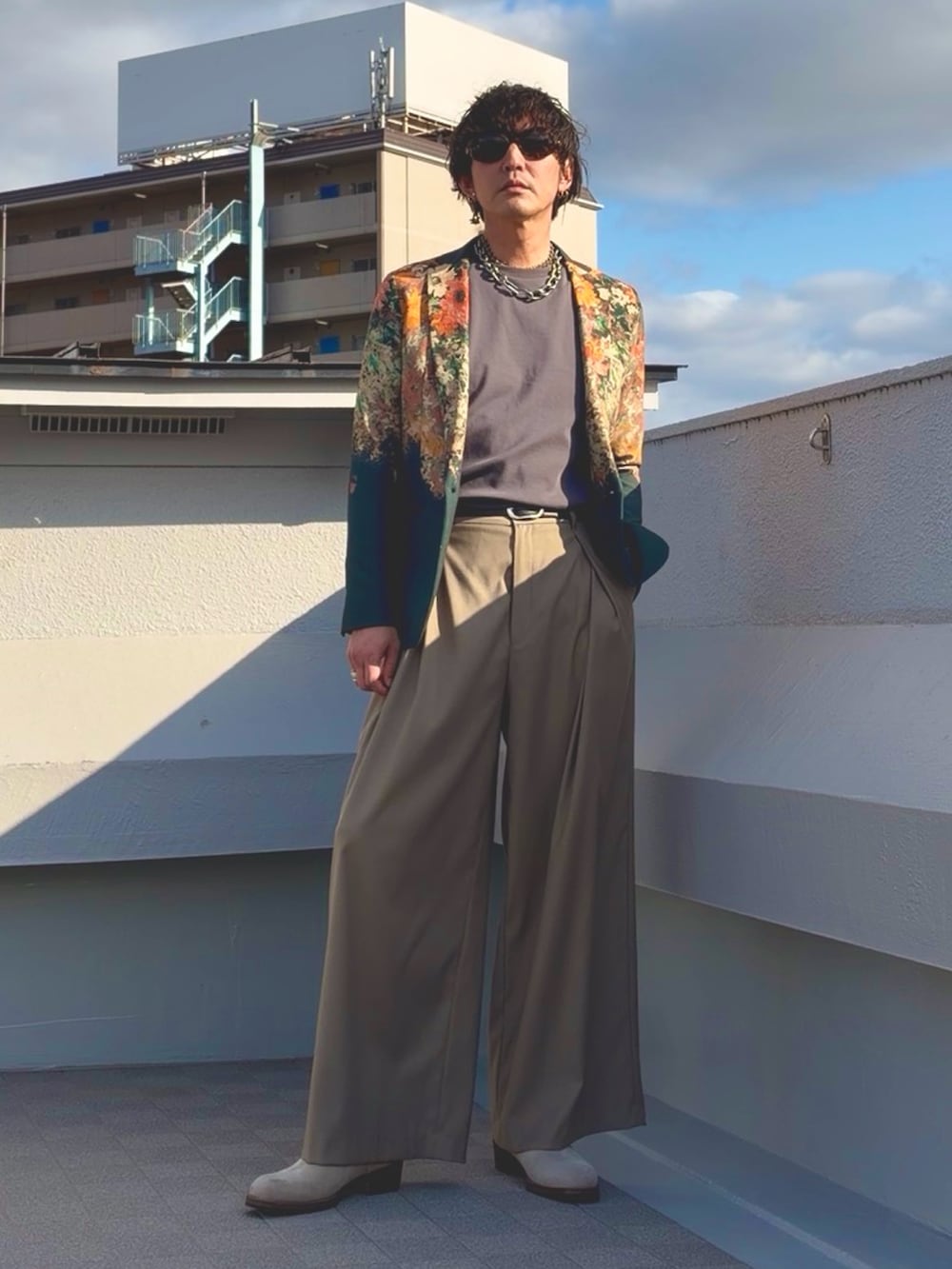 グレー系のTシャツ/カットソー、ブラウン系のその他パンツ、その他のテーラードジャケットを着用したメンズの春コーディネートの2枚目の写真