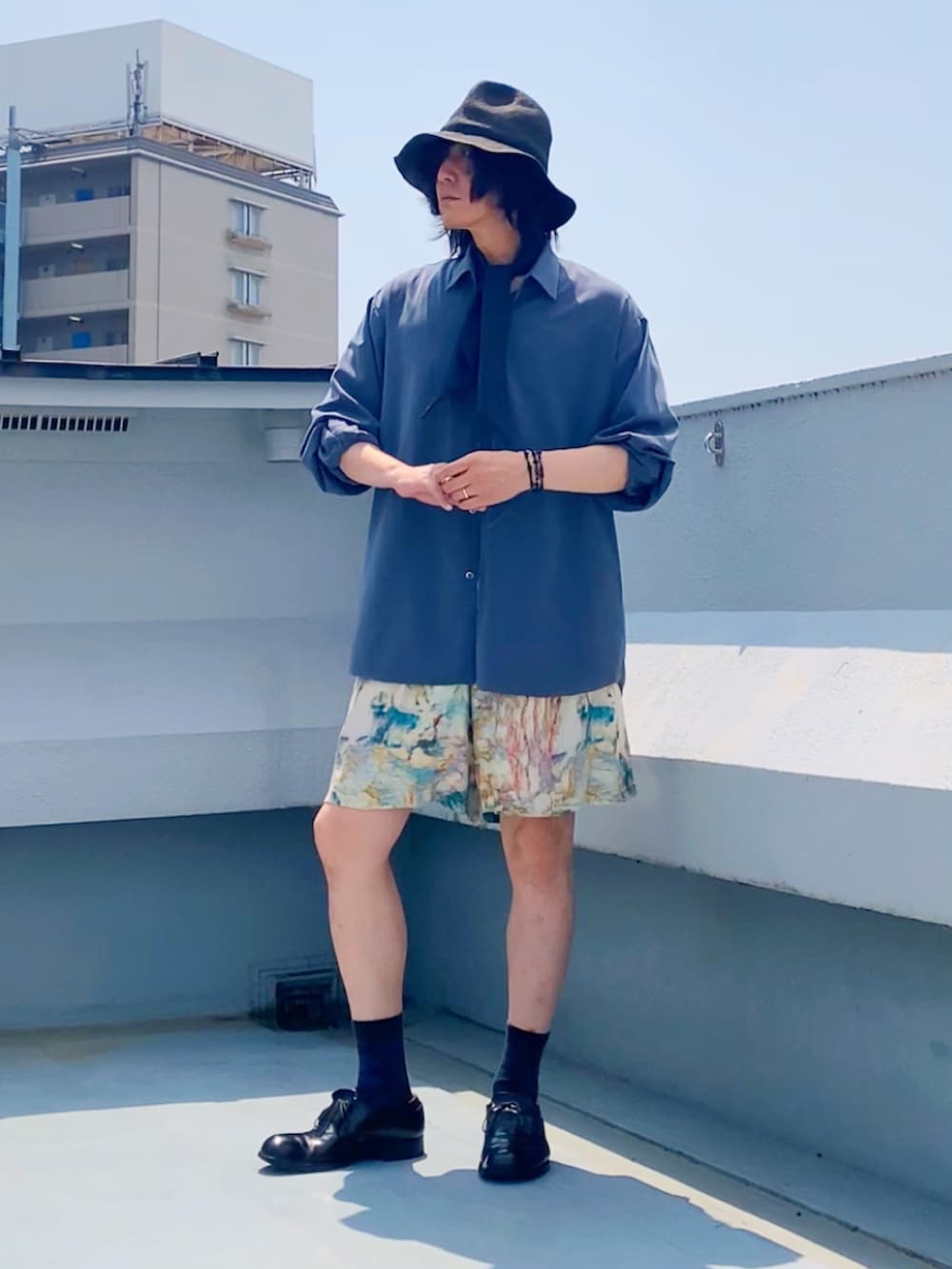 グレー系のシャツ/ブラウス、グレー系のネクタイ、ベージュ系のその他パンツを着用したメンズの夏コーディネートの2枚目の写真