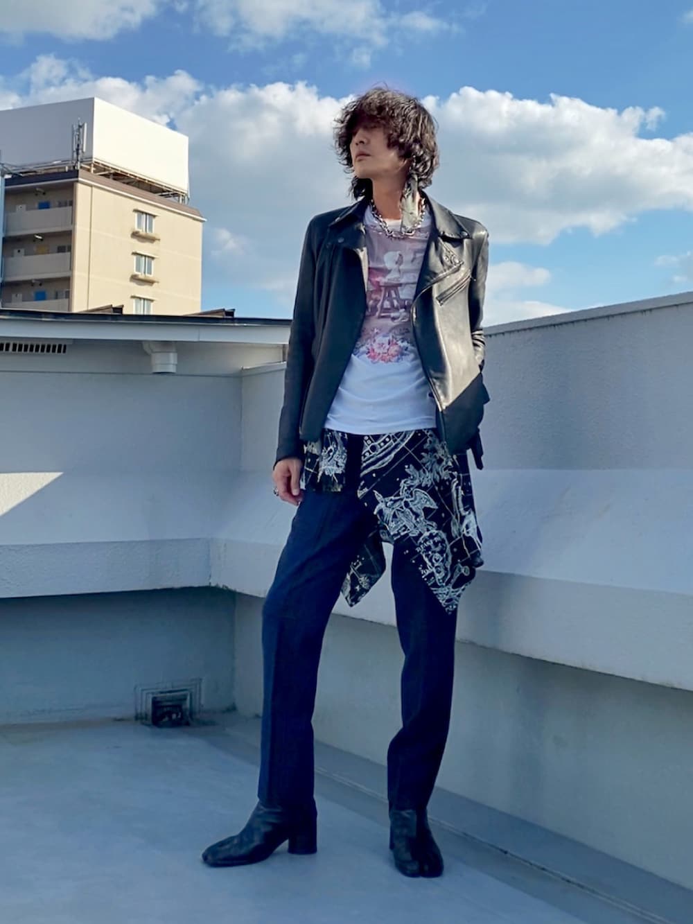 ブラック系のライダースジャケット、ホワイト系のTシャツ/カットソー、ブラック系のシャツ/ブラウスを着用したメンズの冬コーディネートの2枚目の写真