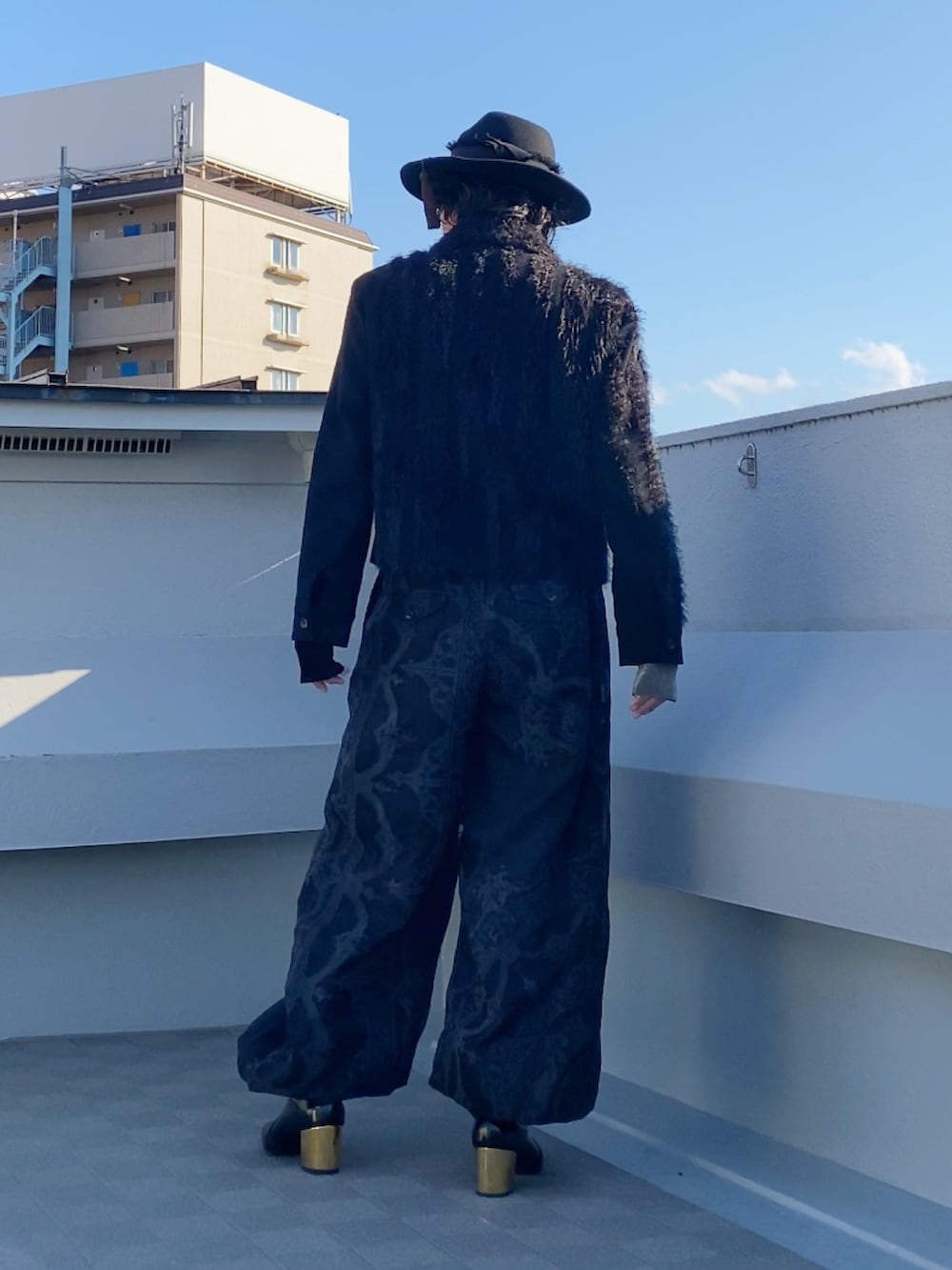 ブラック系のブルゾン、ブラック系のTシャツ/カットソー、ブラック系のその他パンツを着用したメンズの冬コーディネートの5枚目の写真