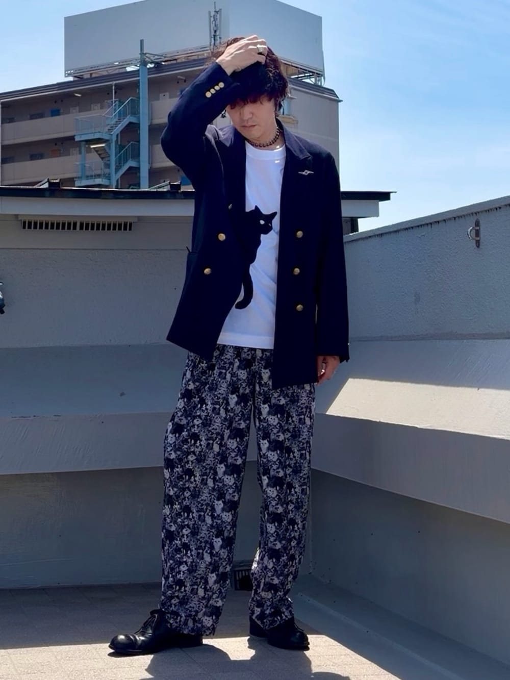 ブラック系のその他パンツ、ホワイト系のTシャツ/カットソー、ブルー系のテーラードジャケットを着用したメンズの春コーディネートの5枚目の写真