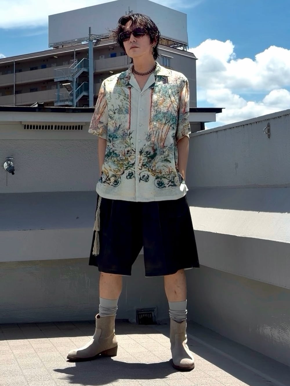 ベージュ系のシャツ/ブラウス、ブラック系のその他パンツ、グレー系のブーツを着用したメンズの夏コーディネートの3枚目の写真