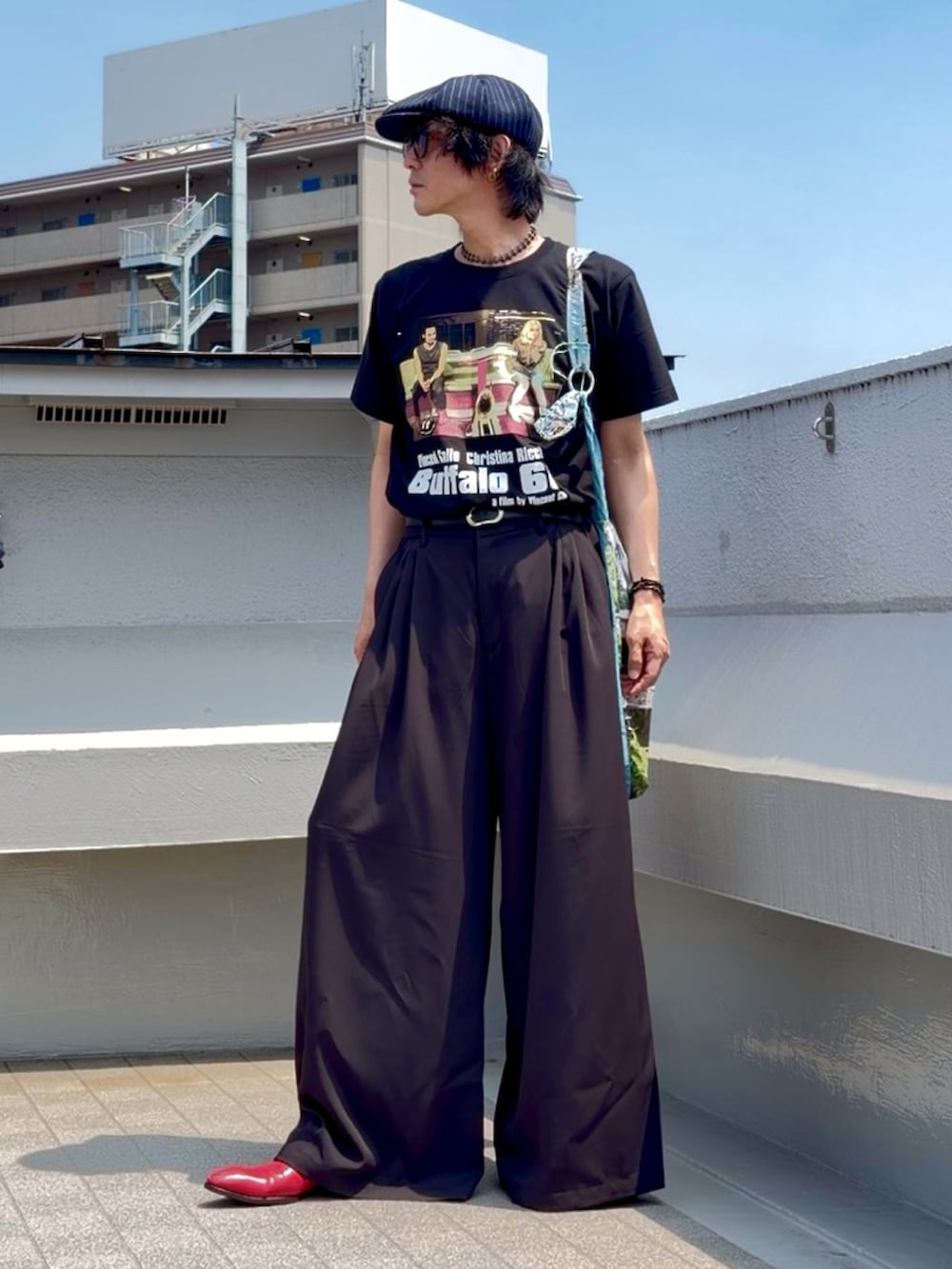 グレー系のTシャツ/カットソー、ブラック系のスラックス、その他のショルダーバッグを着用したメンズの夏コーディネートの4枚目の写真