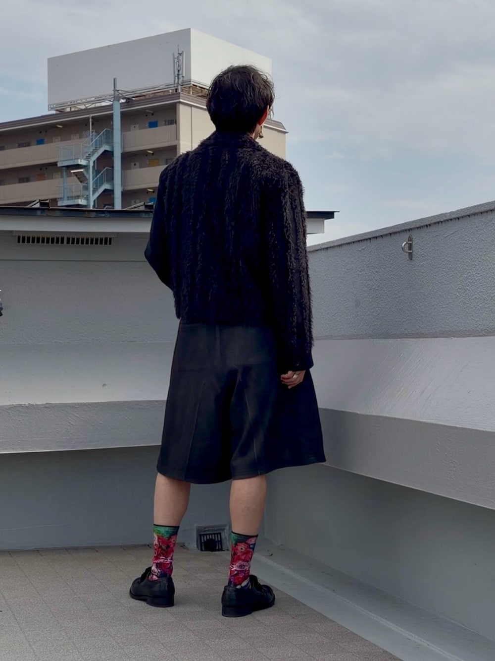 ブラック系のブルゾン、ブラック系のTシャツ/カットソー、ブラック系のその他パンツを着用したメンズの冬コーディネートの4枚目の写真