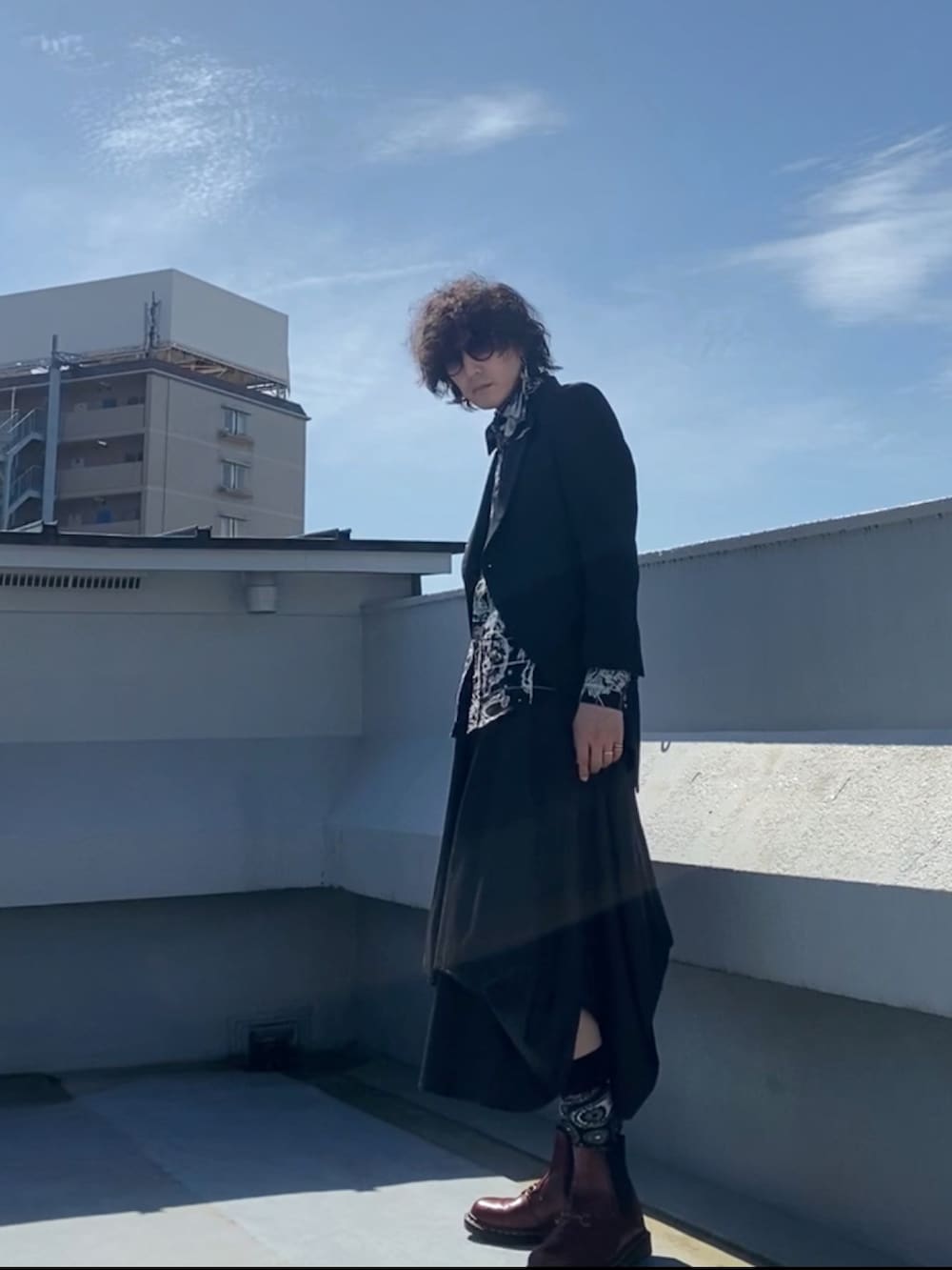 ブラック系のシャツ/ブラウス、ブラック系のテーラードジャケット、ブラック系のスカートを着用したメンズの春コーディネートの2枚目の写真