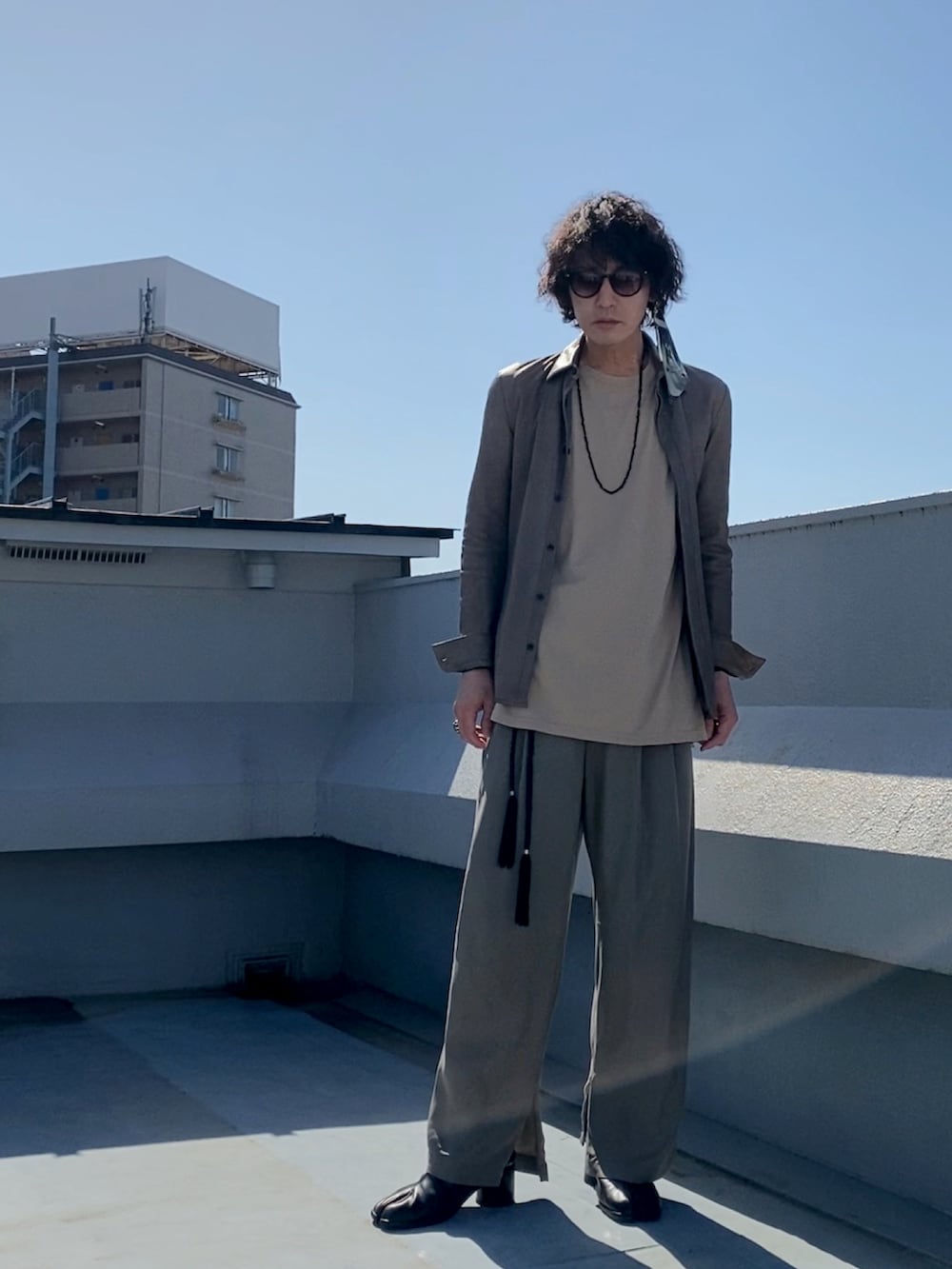 ベージュ系のその他アウター、ベージュ系のTシャツ/カットソー、ベージュ系のその他パンツを着用したメンズの春コーディネートの2枚目の写真