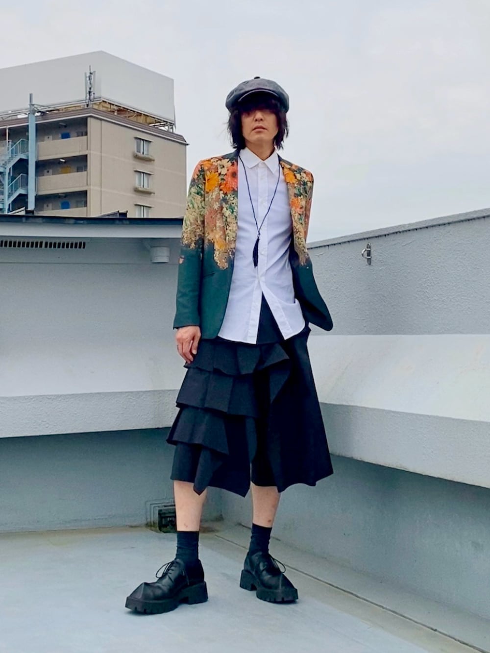 その他のテーラードジャケット、ホワイト系のシャツ/ブラウス、ブラック系のパンツを着用したメンズの春コーディネートの4枚目の写真