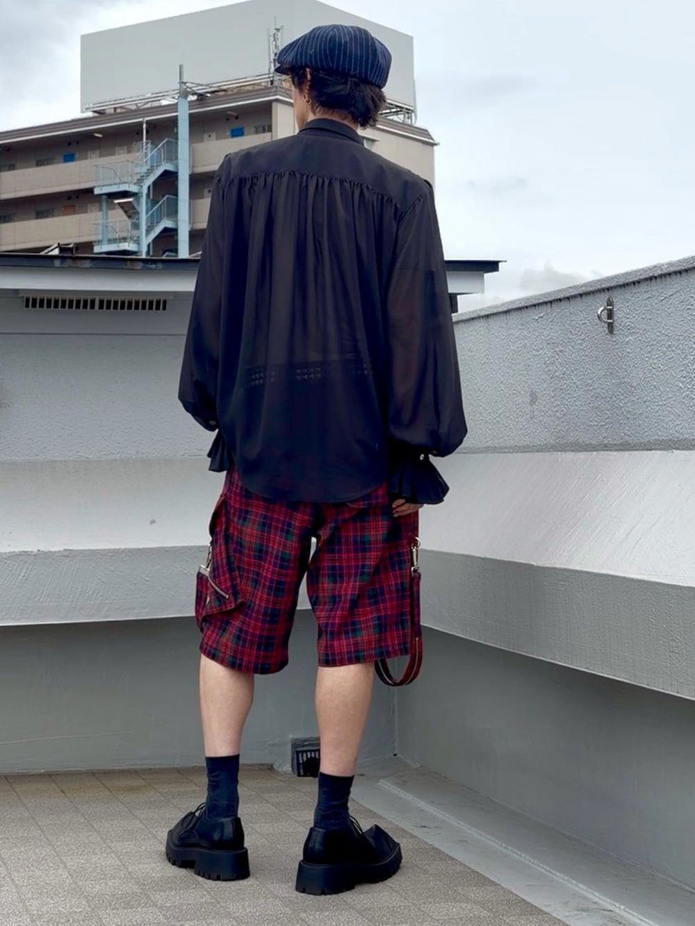 ブラック系のシャツ/ブラウス、レッド系のその他パンツ、ブラック系のドレスシューズを着用したメンズの秋コーディネートの3枚目の写真