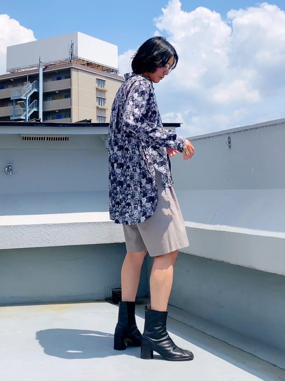 ブラック系のシャツ/ブラウス、ブラック系のブーツ、グレー系のその他パンツを着用したメンズの夏コーディネートの4枚目の写真