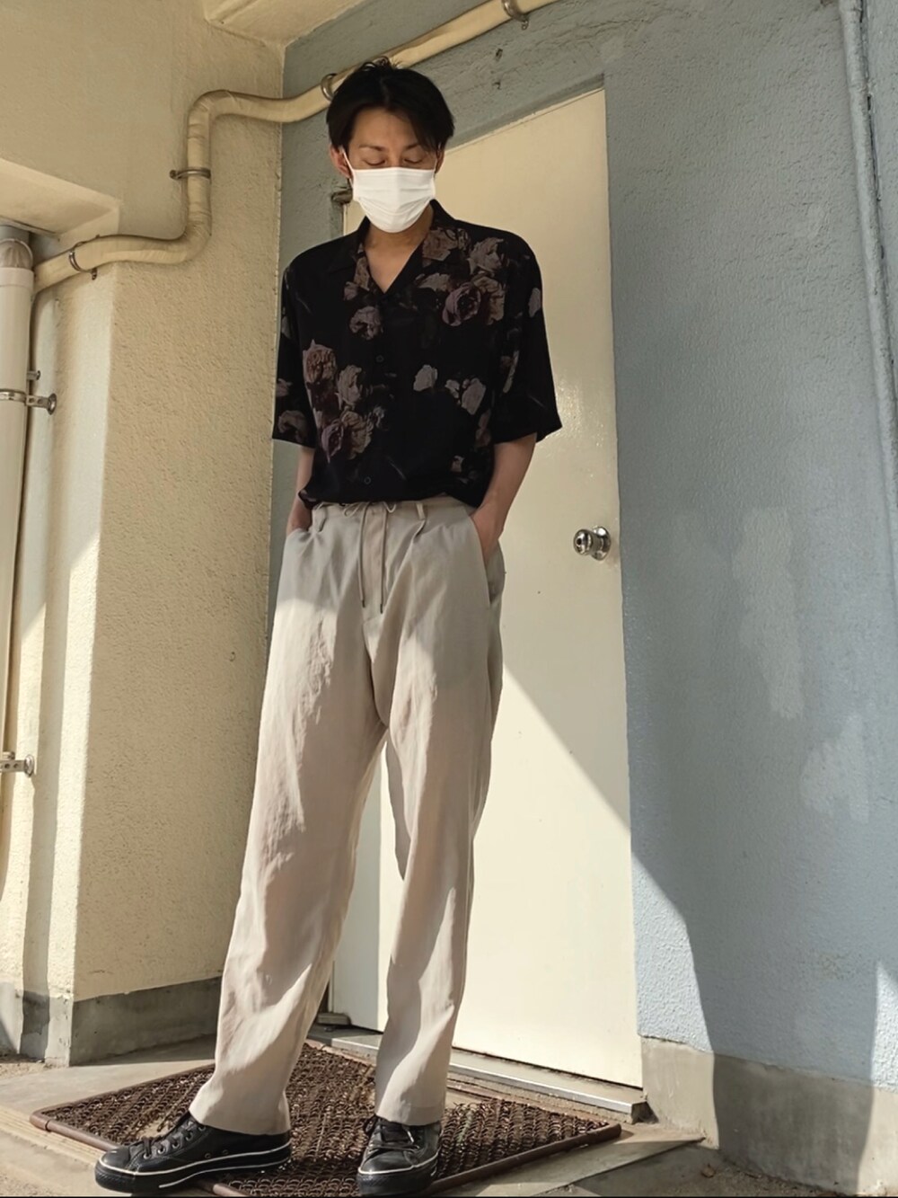 ブラック系のシャツ/ブラウス、ホワイト系のその他パンツ、ブラック系のスニーカーを着用したメンズの夏コーディネートの2枚目の写真