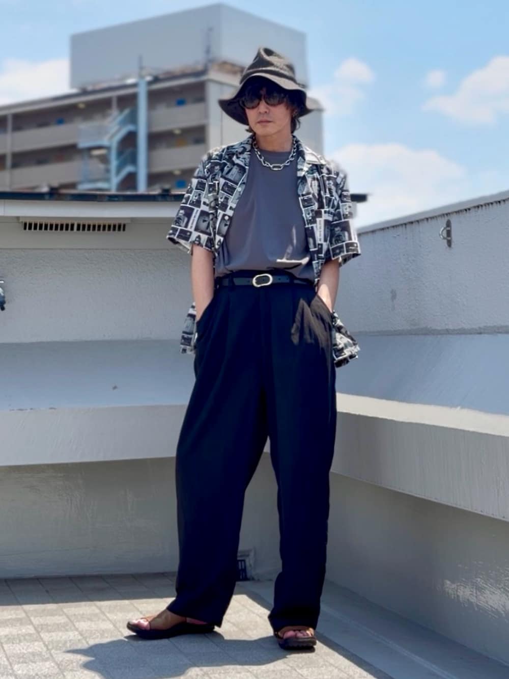 グレー系のTシャツ/カットソー、ホワイト系のシャツ/ブラウス、ブラウン系のサンダルを着用したメンズの夏コーディネートの3枚目の写真