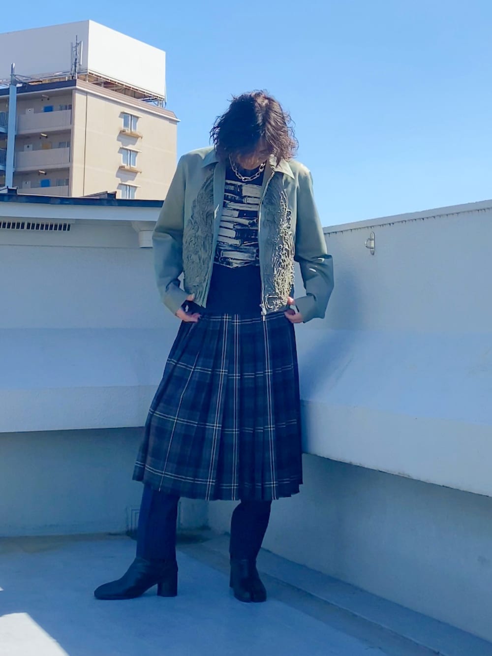 ブラック系のブーツ、ブラック系のTシャツ/カットソー、グリーン系のブルゾンを着用したメンズの秋コーディネートの3枚目の写真