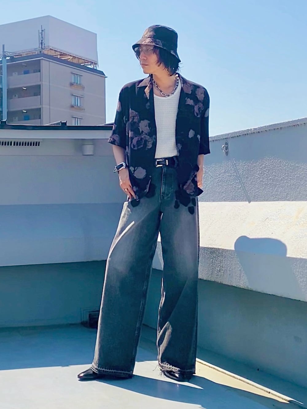 ブラック系のシャツ/ブラウス、ブラック系のデニムパンツ、ホワイト系のタンクトップを着用したメンズの夏コーディネートの4枚目の写真