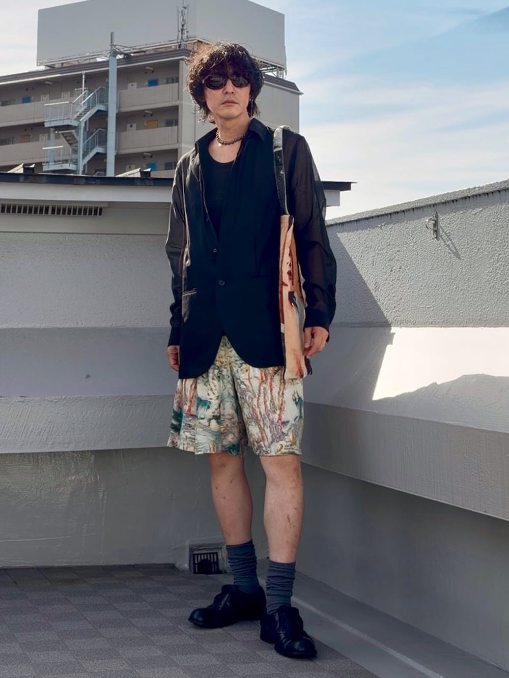 ブラック系のシャツ/ブラウス、ベージュ系のトートバッグ、ブラック系のタンクトップを着用したメンズの夏コーディネートの4枚目の写真
