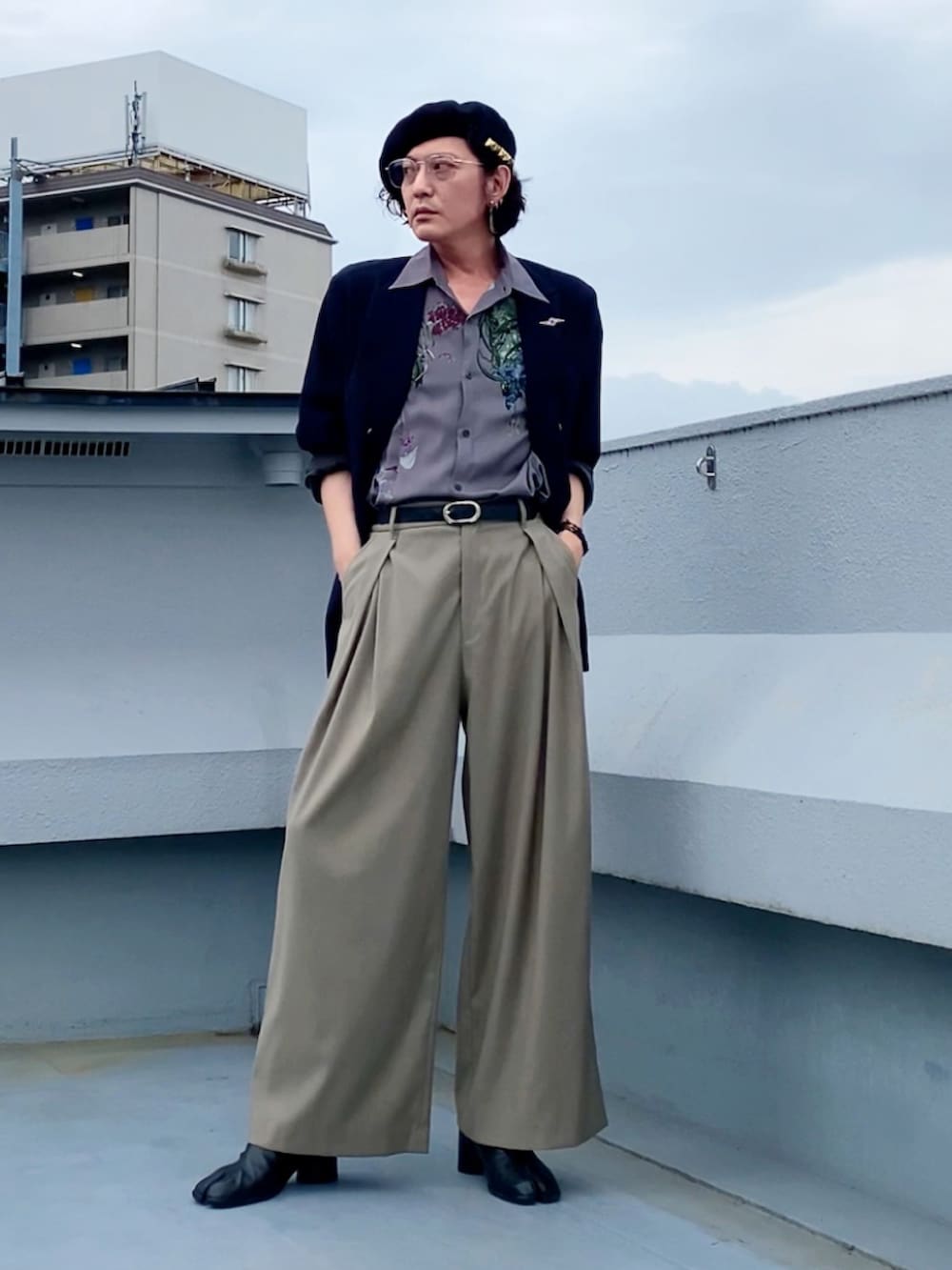 ブラウン系のその他パンツ、ブラック系のブーツ、パープル系のシャツ/ブラウスを着用したメンズの秋コーディネートの2枚目の写真