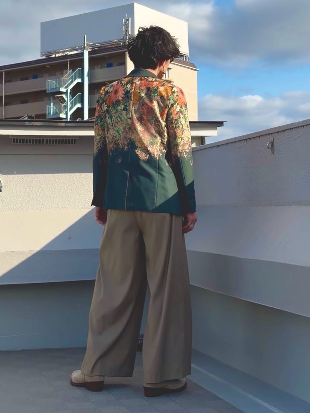 グレー系のTシャツ/カットソー、ブラウン系のその他パンツ、その他のテーラードジャケットを着用したメンズの春コーディネートの4枚目の写真