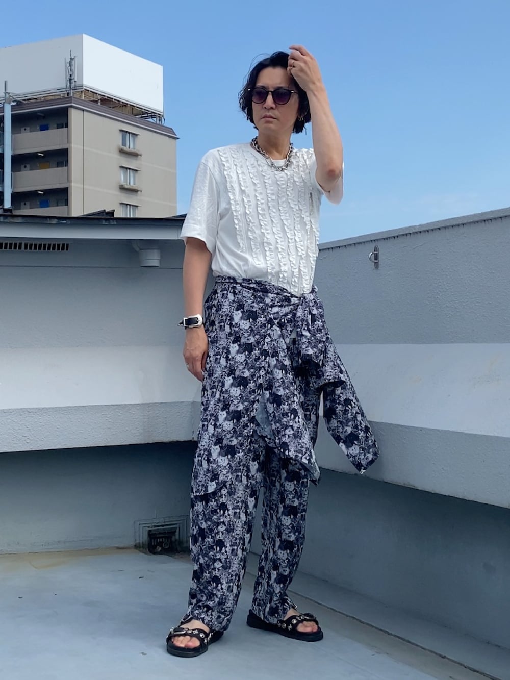 ブラック系のシャツ/ブラウス、ブラック系のその他パンツ、ブラック系のサンダルを着用したメンズの秋コーディネートの2枚目の写真