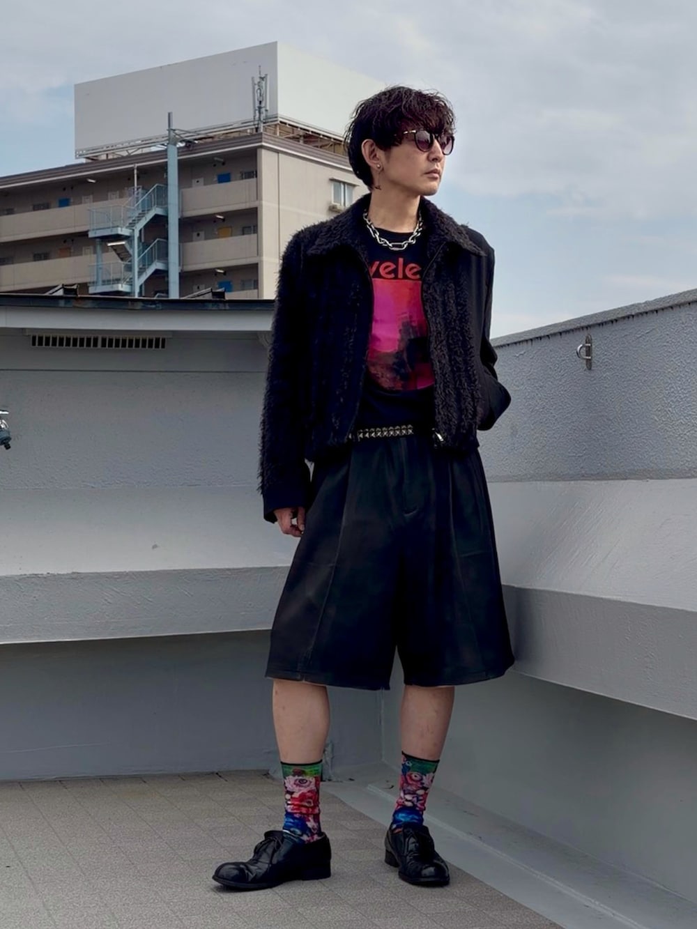 ブラック系のブルゾン、ブラック系のTシャツ/カットソー、ブラック系のその他パンツを着用したメンズの冬コーディネートの2枚目の写真