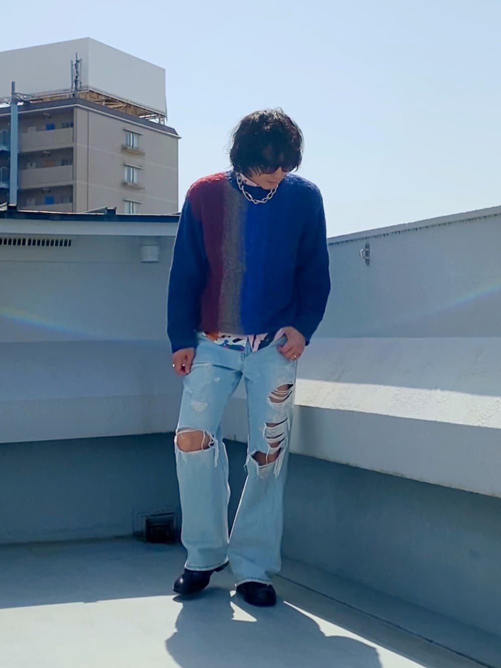 ブルー系のニット/セーター、その他のシャツ/ブラウス、ブルー系のデニムパンツを着用したメンズの春コーディネートの2枚目の写真