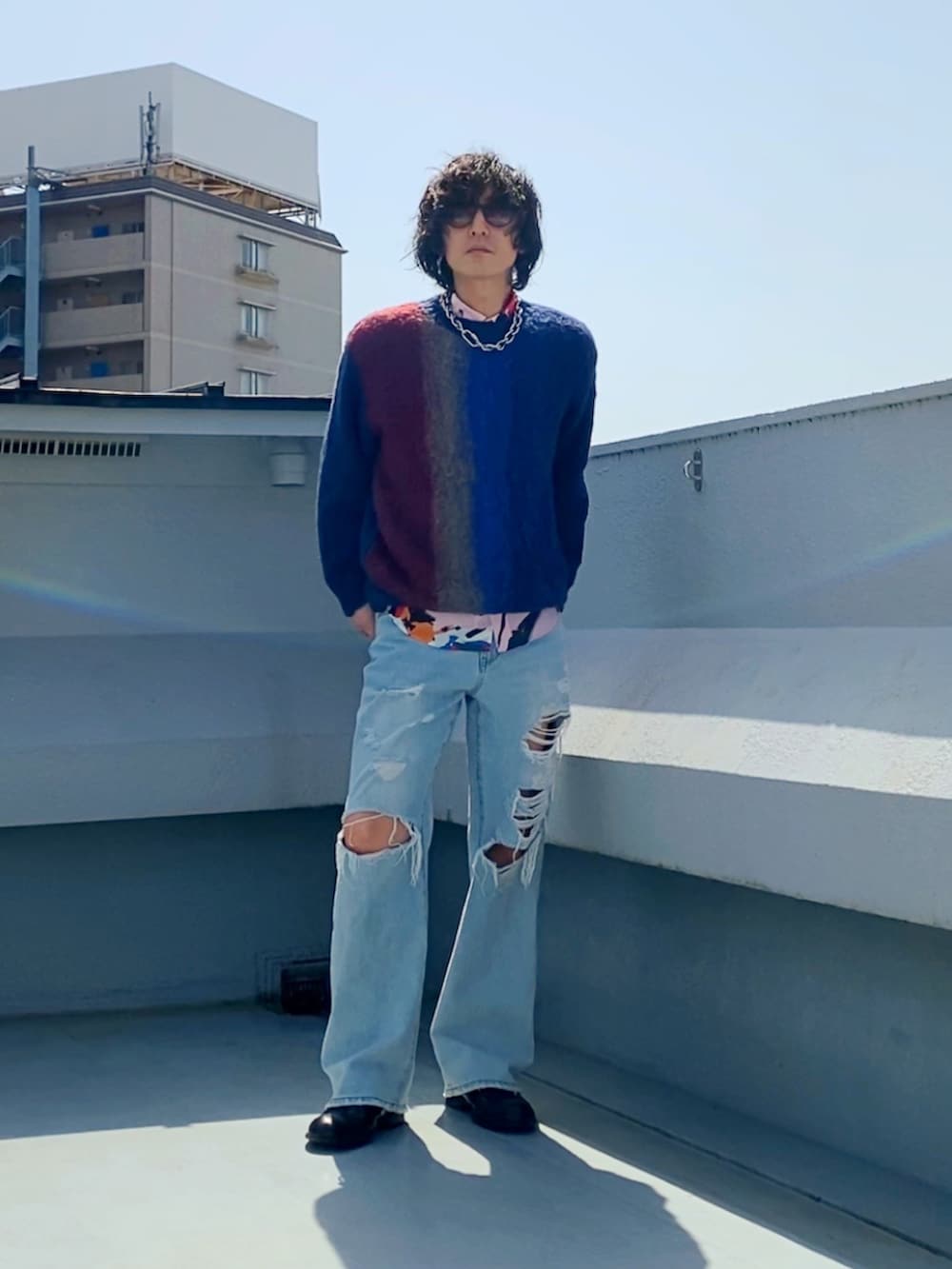 ブルー系のニット/セーター、その他のシャツ/ブラウス、ブルー系のデニムパンツを着用したメンズの春コーディネートの3枚目の写真